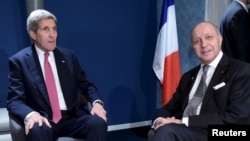 Američki državni sekretar Džon Keri i francuski šef diplomatije Loran Fabijis na marginama konferencije o klimatskim promenama u Parizu