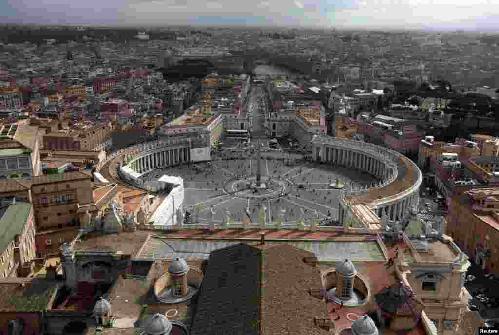 Alun-alun Santo Petrus terlihat dari kubah Basilika Santo Petrus di Vatikan. (Reuters/Eric Gaillard)