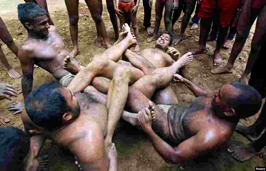 Para pegulat tradisional berlatih di pusat gulat di Allahabad, India.