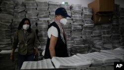 Fotografía de archivo de una integrante de la misión de observación electoral de la Unión Europea mientras inspecciona boletas de votación en el CNE en Los Teques, Venezuela, tomada en noviembre de 2021.
