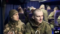 Ruski ratni zarobljenici u autobusu na rusko-ukrajinskoj granici u regionu Belgorod, 3. januara 2024. (Foto: Rusko ministarstvo odbrane/AFP)