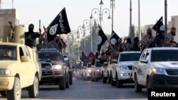 Các chiến binh Nhà nước Hồi giáo diễu hành dọc theo các con đường ở Raqqa, miền bắc Syria. (Ảnh tư liệu)