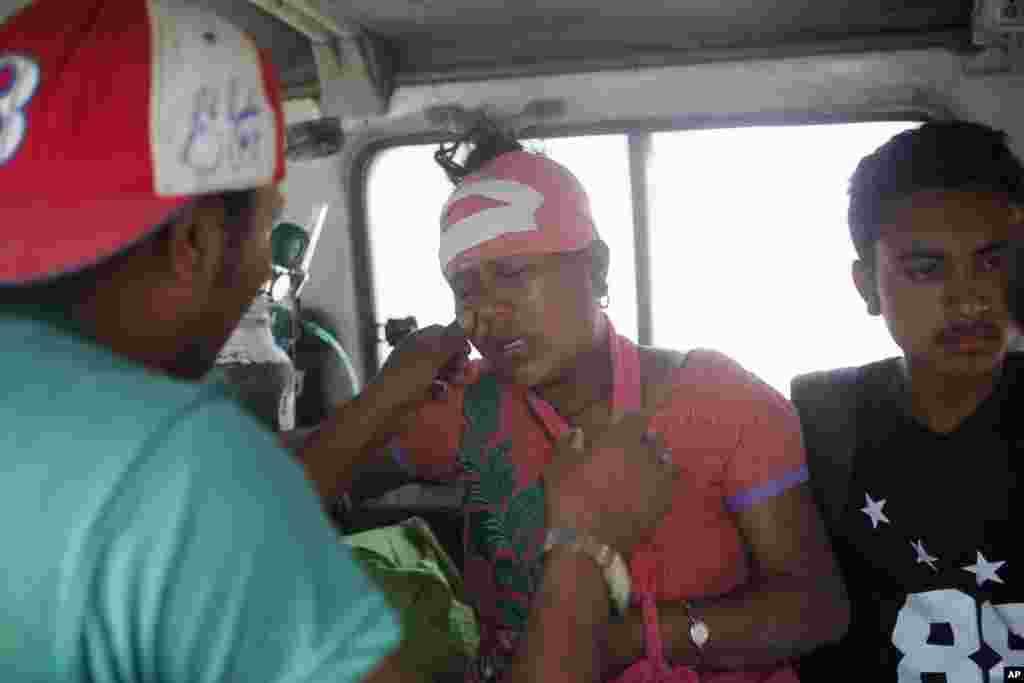 Phụ nữ Nepal bật khóc khi đến bệnh viện sau trận động đất thứ hai ở Kathmandu trong vòng chưa đầy 3 tuần, ngày 12/5/2015.