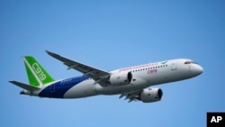 ແຟ້ມຮູບ-ເຮືອບິນໂດຍສານ Comac C919 ຂອງຈີນ ກໍາລັງບິນສະແດງໃນມື້ທໍາອິດຂອງງານສະແດງສິງກະໂປ ໃນປະເທດສິງກະໂປ, ວັນອັງຄານ, ທີ 20 ກຸມພາ 2024.