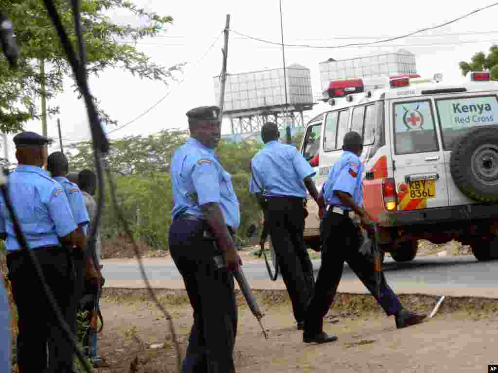 Sĩ quan cảnh sát Kenya và xe cứu thương bên ngoài trường Đại học Garissa, ngày 2/4/2015.