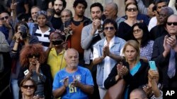 Personas aplauden cuando el ataúd del ícono cultural de Brasil Joao Gilberto, el padre del bossa nova, es sacado del Teatro Municipal tras su funeral, para ser llevado al cementerio de Río de Janeiro. Julio 8 de 2019.
