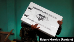 Un grupo de soldados descarga el material electoral para su distribución en los colegios electorales antes de los comicios presidenciales en Tegucigalpa, Honduras. 25 noviembre 2017.