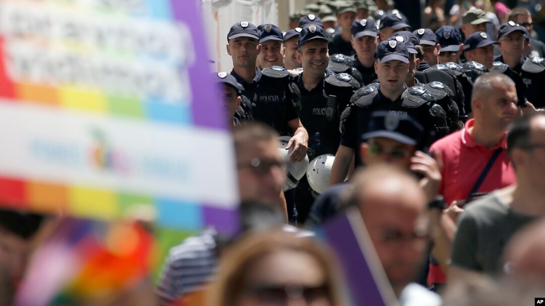 Arhiva - Pripadnici policije, u opremi za razbijanje demonstracija, štite učesnike šenje u okviru Beogradskog prajda, 29. juna 2019.