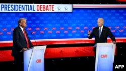Mokonzi azali na ebonga na Etats-Unis Joe Biden (G) na mbanda wa ye mokonzi ya kala Donald Trump na bondongwani bwa bango ya yambo na etando eke ya CNN yambo na maponami ma sanza ya zomi na moko, Altanta, Georgia, 17 sanza ya zimi na moko 2024.
