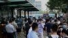人們聚集在恆達集團在深圳的總部大樓。(2021年9月15日)