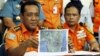 Ketua Basarnas Henry Bambang Soelistyo, memperlihatkan peta titik pencarian hilangnya pesawat Aviastar dalam konferensi pers di Makassar, Sulawesi Selatan (3/10).