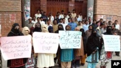 د وایس فار بلوچ میسنګ پرسنز د کوټې زون کوارډینېټرې حوران بلوڅ په خبره، "مونږ‎ د لادرکه بلوڅ فعالانو په اړه زيات اندېښمن یو، او ويره لرو چې چري په فېک انکاونټر يا جعلي مقابلوکې ونه وژل شي، ولې چې اول هم داسې شوي دي".