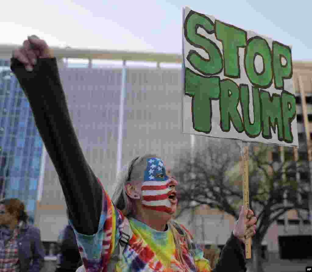 Mary Johnson protesta contra a eleição de Donald Trump em frente à Câmara Municipal de Kansas City, Missouri. Nov. 12, 2016.