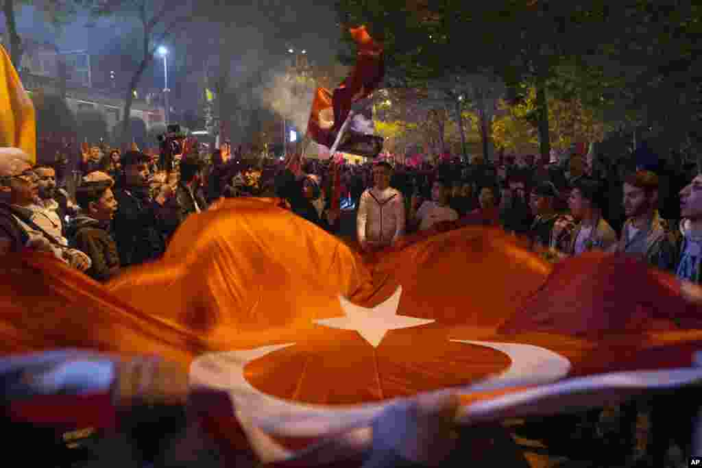 Supporters of President Recep Tayyip Erdogan celebrate outside AKP (Justice and Development Party) headquarters in Istanbul, May 14, 2023. Turkey's presidential elections appeared to be heading toward a second-round runoff with President Recep Tayyip Erdogan, leading over his chief challenger, but falling short of the votes needed for an outright win. 