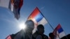Ilustracija - ljudi nose zastave Srbije (AP Photo/Darko Vojinovic)
