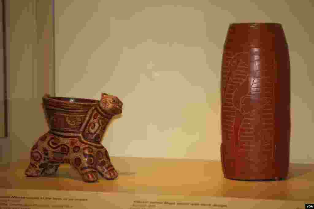 Cuenca de Gran Nicoya en forma de ocelote, 1000-1350 dC. Filadelfia, Provincia de Guanacaste, Costa Rica. Cerámica, engobe, pintura. A la derecha una cuenca Maya del periodo clásico con diseños de cigüeña, 600-900 dC.