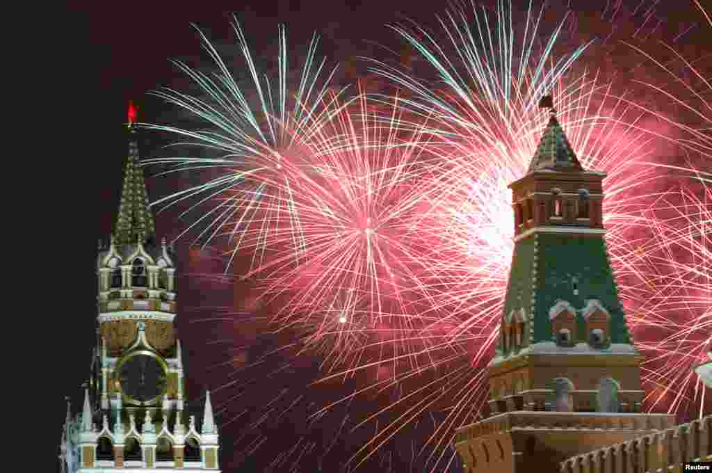 Pháo hoa được bắn trên quảng trường Đỏ, thủ đô Moscow của Nga để chào mừng năm mới, 01/01/2019.