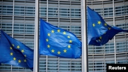 Ilustracija - Zastave Evropske unije ispred zgrade Evropske komisije u Briselu (REUTERS/Johanna Geron)