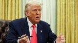 Президент США Дональд Трамп в Овальном кабинете Белого дома во время подписания указов. 6 марта 2025 г. REUTERS/Evelyn Hockstein