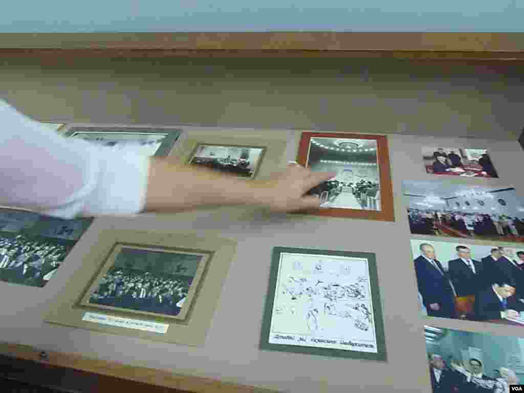 工作人員介紹校史。右側上屬第三張是胡錦濤2007年訪問喀山大學時的照片。 (美國之音白樺)