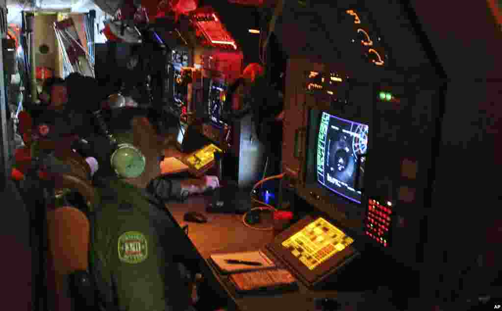 Anggota kru pesawat Australia mengoperasikan radar dan sonar ketika mencari pesawat penerbangan MH370 di selatan Samudera Hindia, 22 Maret 2014.