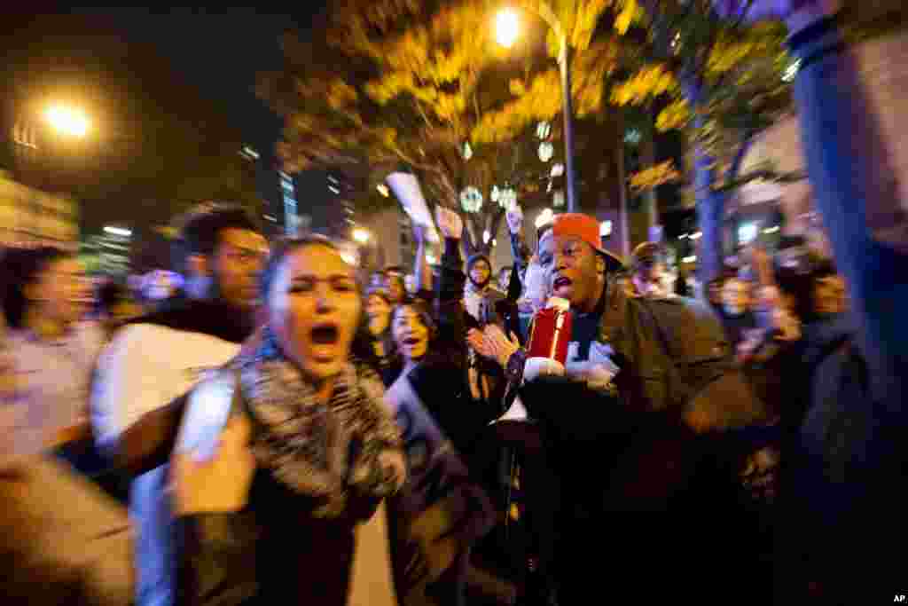 Manifestantes gritam num protesto anti Presidente-eleito Donald Trump em Atlanta. Nov. 11, 2016