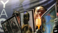 지난 2009년 서울에서 열린 북한인권 개선 촉구 집회에서 참가자가 기아에 시달리는 북한 어린이들의 사진을 들고 있다. (자료사진)