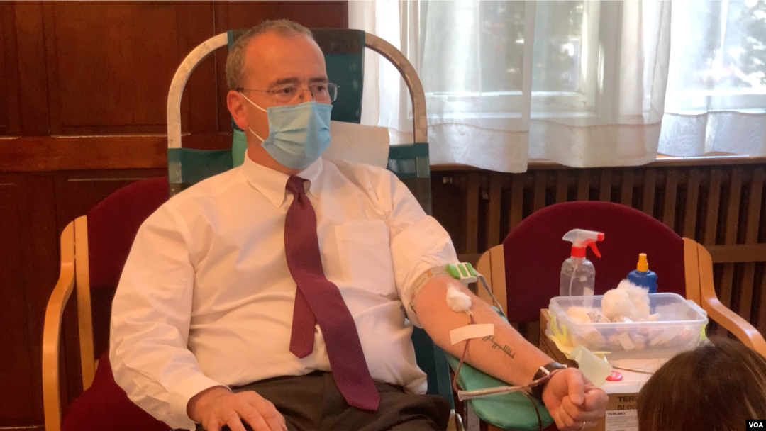 Ambasador SAD u Srbiji Entoni Godfri učestvovao je u akciji dobrovoljnog davanja krvi u Beogradu povodom godišnjice terorističkih napada na SAD 2001. godine (Foto: VOA)