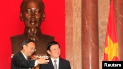 中国国务委员杨洁篪和越南国家主席张晋创在胡志明像前合影（2014年10月27日）