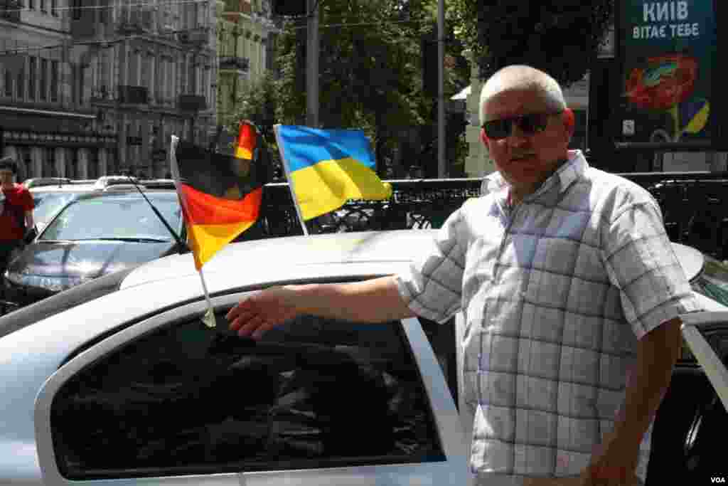 После того, как сборная Украины на Евро-2012 проиграла английской команде, таксист Петр Лившун снял один украинский флажок со своей «Шкоды».
