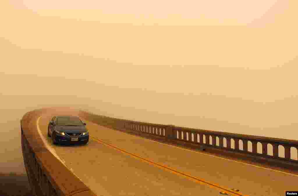 Kabut asap akibat kebakaran hutan menghalangi jarak pandang di jembatan Bixby di kota Big Sur, California.