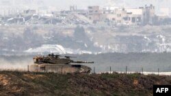 Izraelski tenk kreće se duž granice Pojasa Gaze i južnog Izraela, 27. decemba 2023, tokom nastavka borbi između Izraela i militantne grupe Hamas.