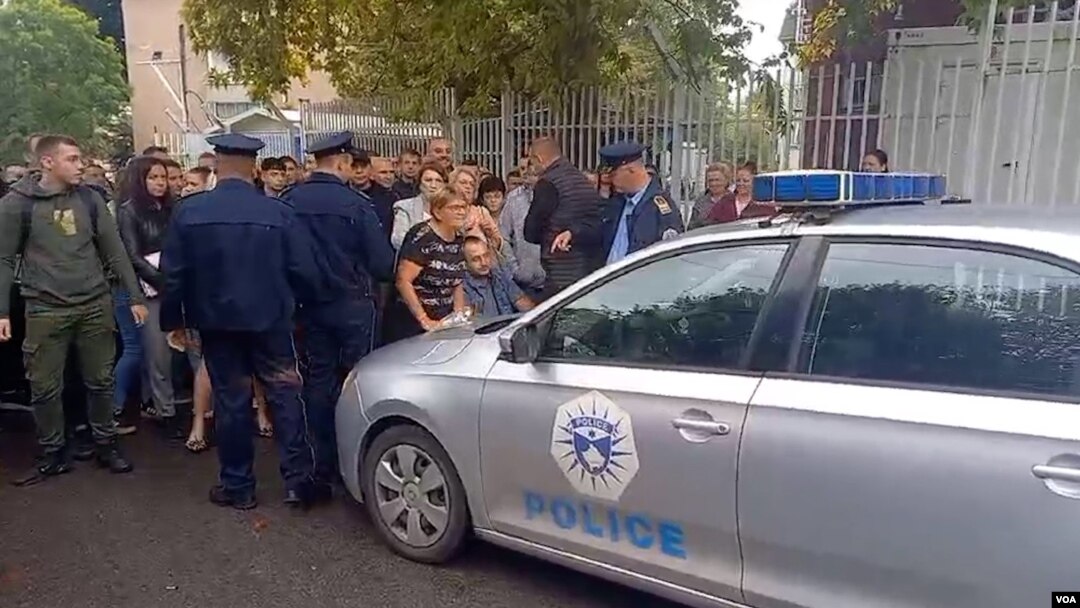 Protest Srba ispred zgrade policije u Severnoj Mitrovici zbog hapšenja četvorice mladića srpske nacionalnosti, 11. septembar 2024. (Foto: VOA) 