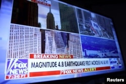Una pantalla en la Bolsa de Valores de Nueva York (NYSE) muestra una alerta de noticias de un terremoto de magnitud 4.8, el 5 de abril de 2024. REUTERS/Andrew Kelly