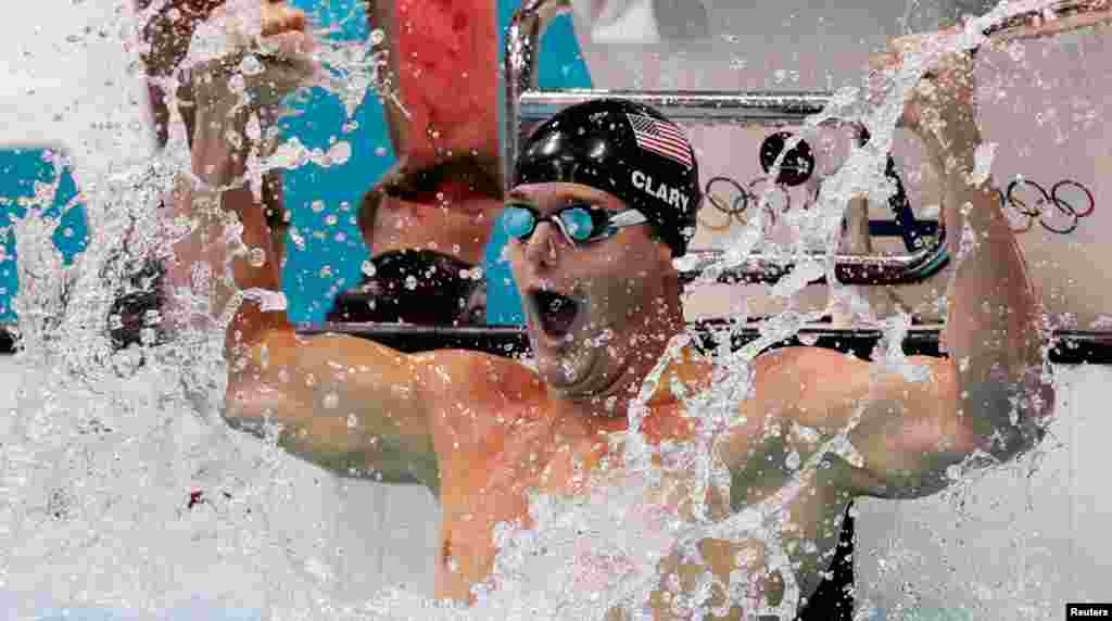 Vận động viên Mỹ Tyler Clary mừng thắng lợi với kỷ lục Olympic trong cuộc tranh tài 200 mét bơi bướm nam, 2/8/12. (REUTERS/Tim Wimborne)