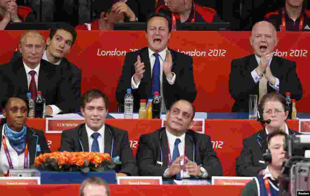 Tổng thống Nga Vladimir Putin, Thủ tướng Anh David Cameron và Bộ trưởng Ngoại giao Anh William Hague xem trận đấu judo nữ, hạng cân 78kg giữa 2 vận động viên Kayla Harrison của Mỹ và Gemma Gibbons của Anh