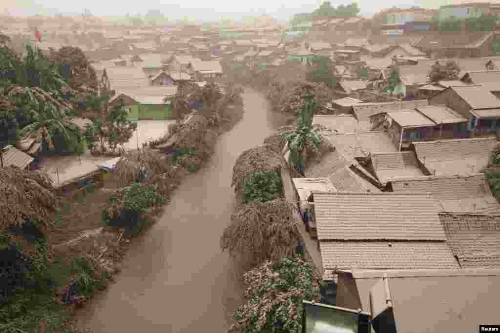 Tro bụi từ núi lửa Kelud bao trùm lên nhà cửa tại thị trấn Yogyakarta, ngày 14/2/2014.