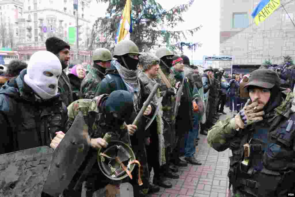 Под стенами Киевской городской государственной администрации. Протестующие на Евромайдане выполнили требования власти – освободили здание столичной мэрии и проезжую часть улицы Грушевского.