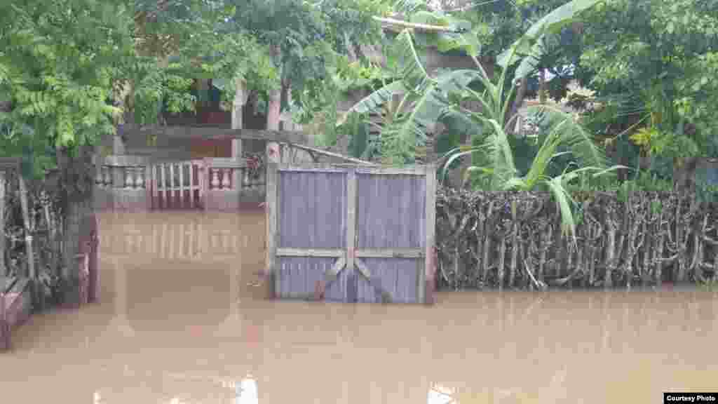 Yon kay ki anvayi ak dlo nan Wanament, nodes peyi Dayiti, 8 septanm 2017. ( Foto - Josiah Cherenfant, jounalis sitwayen) 