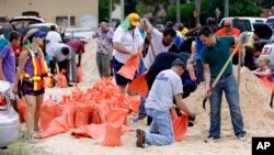 Empleados y voluntarios de la ciudad de Orlando llenan sacos de arena para residentes en preparación para la llegada del huracán Irma a la Florida el fin de semana. Sept.8, 2017. 