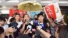 前學聯副秘書長岑敖暉與前社民連梁國雄議員的助理陳寶瑩在法庭外 (美國之音圖片/湯惠芸拍攝)