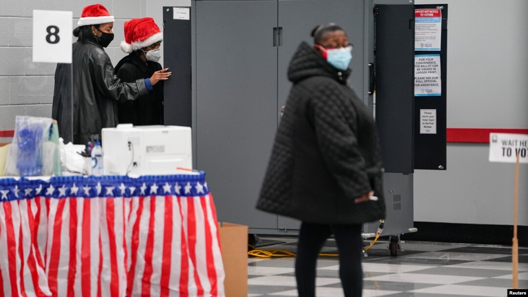 Prevremeno glasanje u Atlanti, u Džordžiji, za dva mesta u Senatu, 14. decembar 2020. (Foto: Reuters/Elijah Nouvelage)