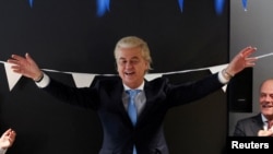 FILE: Politisi sayap kanan Belanda dan pemimpin partai PVV, Geert Wilders memberi isyarat saat bertemu dengan anggota partainya di Parlemen Belanda, usai pemilihan parlemen Belanda, di Den Haag, Belanda 23 November 2023. (REUTERS/Yves Herman)