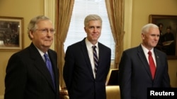 Juiz Neil Gorsuch, no centro, visitou hoje o Senado