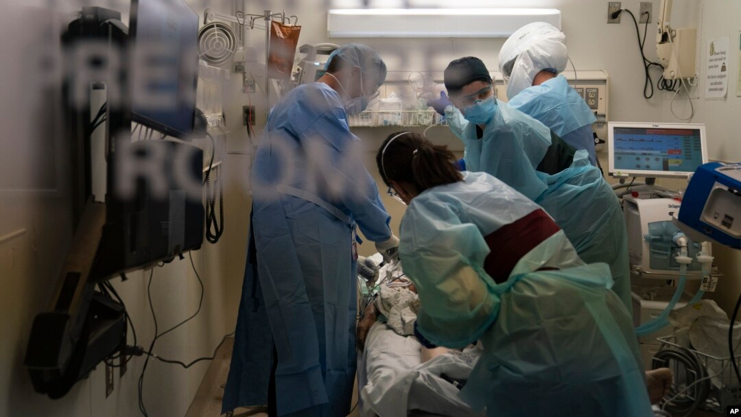ARHIVA - Hitna pomoć u medicinskom centru u Los Anđelesu (Foto: AP/Jae C. Hong)