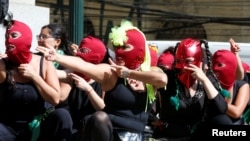 Mujeres chilenas participan en una marcha por el Día Internacional de la Mujer, en el puerto de Valparaíso. Marzo 8 de 2020.