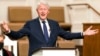 ARCHIVO - En esta foto de archivo del 27 de enero de 2021, el ex presidente Bill Clinton habla durante los servicios funerarios de Henry "Hank" Aaron, en la Iglesia Bautista Friendship en Atlanta.
