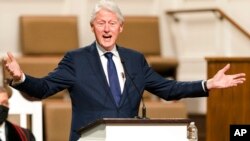 ARCHIVO - En esta foto de archivo del 27 de enero de 2021, el ex presidente Bill Clinton habla durante los servicios funerarios de Henry "Hank" Aaron, en la Iglesia Bautista Friendship en Atlanta.