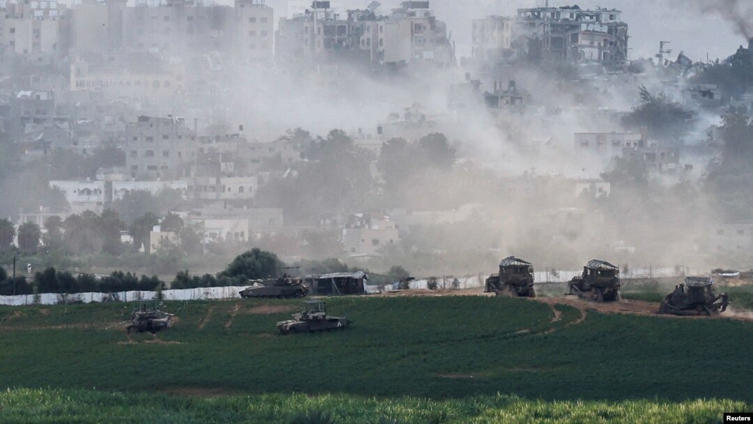 Manevri izraelskih tenkova u Pojasu Gaze (Foto: REUTERS/Evelyn Hockstein)