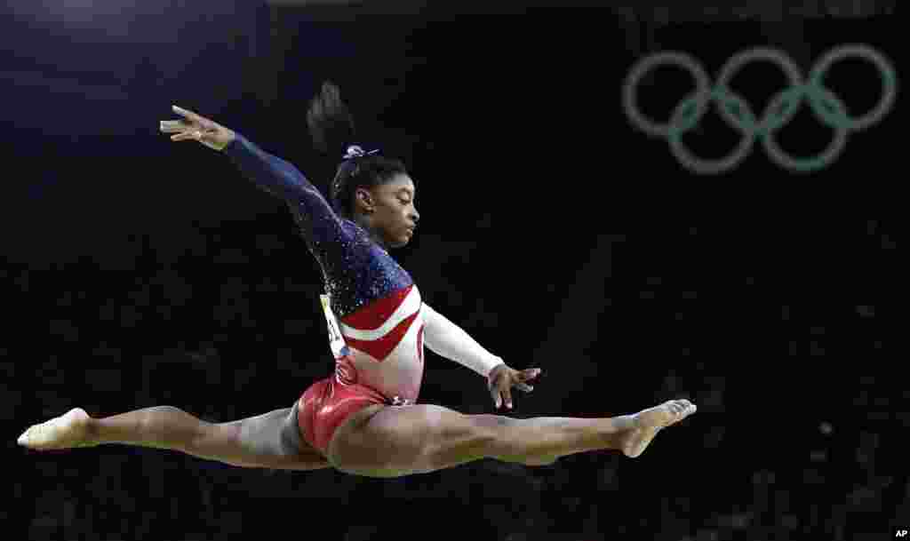 Pesenam AS Simone Biles tampil di palang sejajar dalam final senam indah putri pada Olimpiade 2016 di Rio de Janeiro, Brazil (9/8). (AP/Rebecca Blackwell)